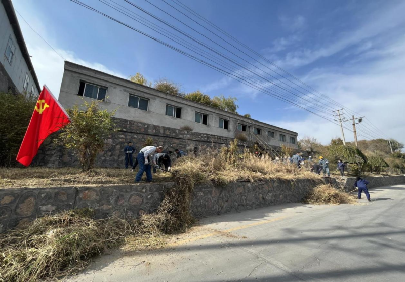 有工投黨員干部、團(tuán)員青年的耕耘那處便是公司最美麗的一角-----物產(chǎn)工投公司開展環(huán)境專項(xiàng)整治主題黨日、團(tuán)日活動(dòng)